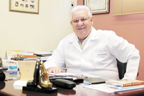 Vai daqui o nosso abraço ao conhecido e experiente médico ginecologista José Bernardes de Pádua, que aniversaria na próxima terça-feira, 12 de novembro. Maridão da também médica psiquiatra Ana Cristina de Pádua, já ultrapassou a marca dos mil partos reali
